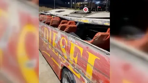 El techo del autobús ha quedado totalmente aplastado El techo del autobús ha quedado totalmente aplastado