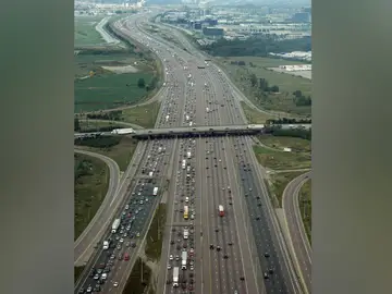 Carretera de Canadá con 18 carriles Carretera de Canadá con 18 carriles