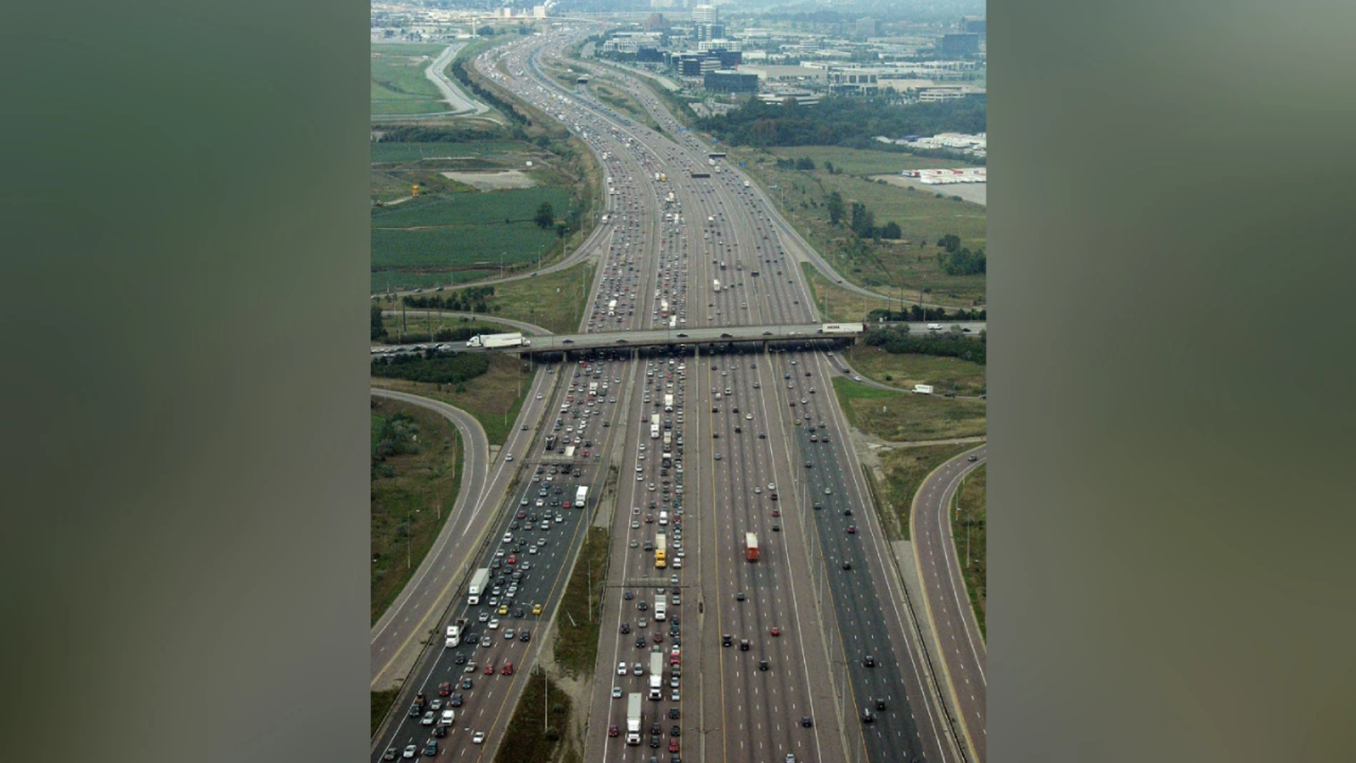 Carretera de Canadá con 18 carriles Carretera de Canadá con 18 carriles