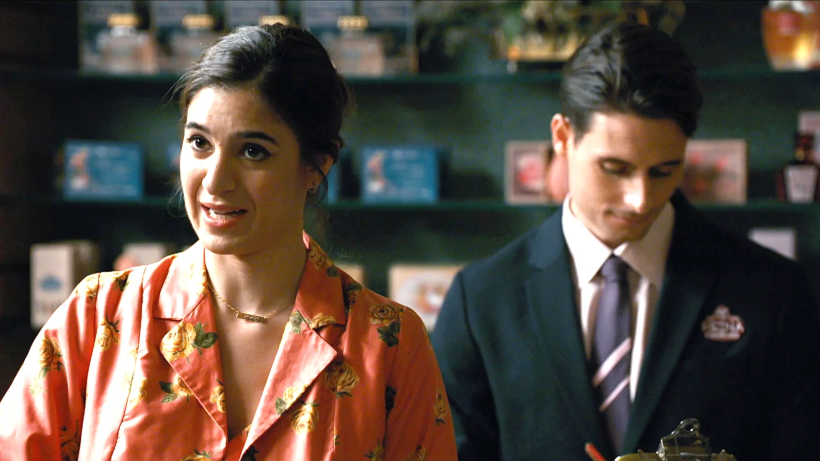 ¿Tasio, celoso? ¡No le hace ninguna gracia que Carmen y Jacinto se queden hasta tarde trabajando juntos! ¿Tasio, celoso? ¡No le hace ninguna gracia que Carmen y Jacinto se queden hasta tarde trabajando juntos!