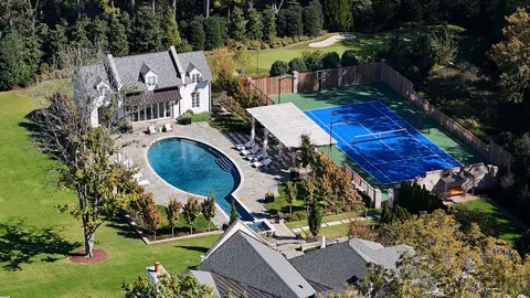 La piscina y la pista de tenis de la mansión de Reese Witherspoon en Nashville La piscina y la pista de tenis de la mansión de Reese Witherspoon en Nashville
