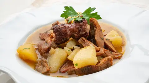 Guiso de butifarra, níscalos y patatas Guiso de butifarra, níscalos y patatas