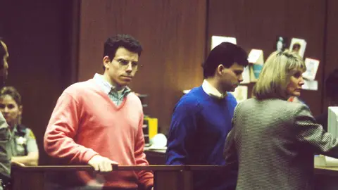 Erik y Lyle Menéndez en el juicio por el asesinato de sus padres en 1992 Erik y Lyle Menéndez en el juicio por el asesinato de sus padres en 1992