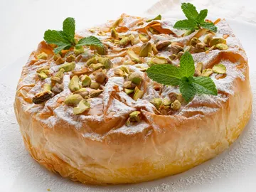 Bougatsa con miel y pistachos Bougatsa con miel y pistachos