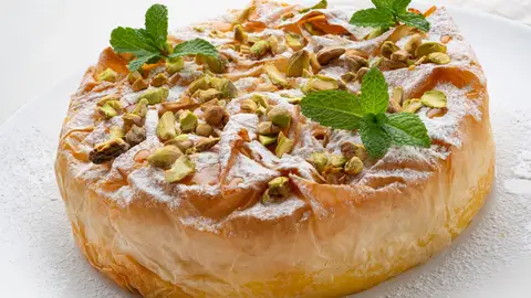Bougatsa con miel y pistachos Bougatsa con miel y pistachos