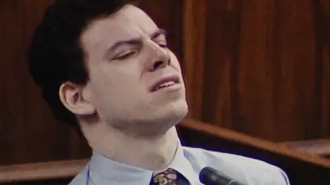 Erik Menéndez durante el juicio por el asesinatos de sus padres Erik Menéndez durante el juicio por el asesinatos de sus padres