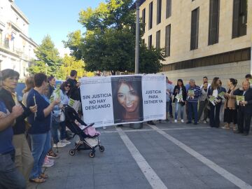 Amigos y familiares de Esther López se concentran a los Juzgados de Valladolid