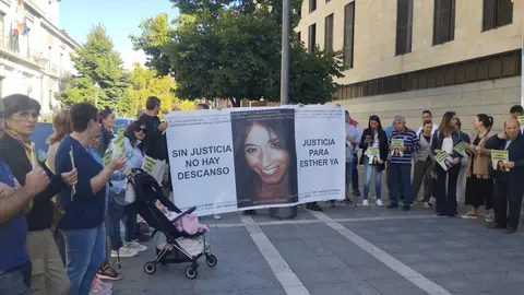 Amigos y familiares de Esther López se concentran a los Juzgados de Valladolid Amigos y familiares de Esther López se concentran a los Juzgados de Valladolid
