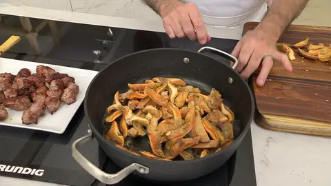 Sazona y saltéalas a fuego medio alto Sazona y saltéalas a fuego medio alto