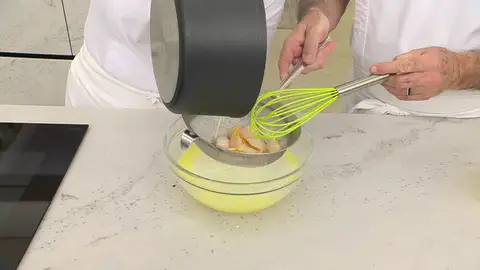 Cuela encima la leche infusionada Cuela encima la leche infusionada