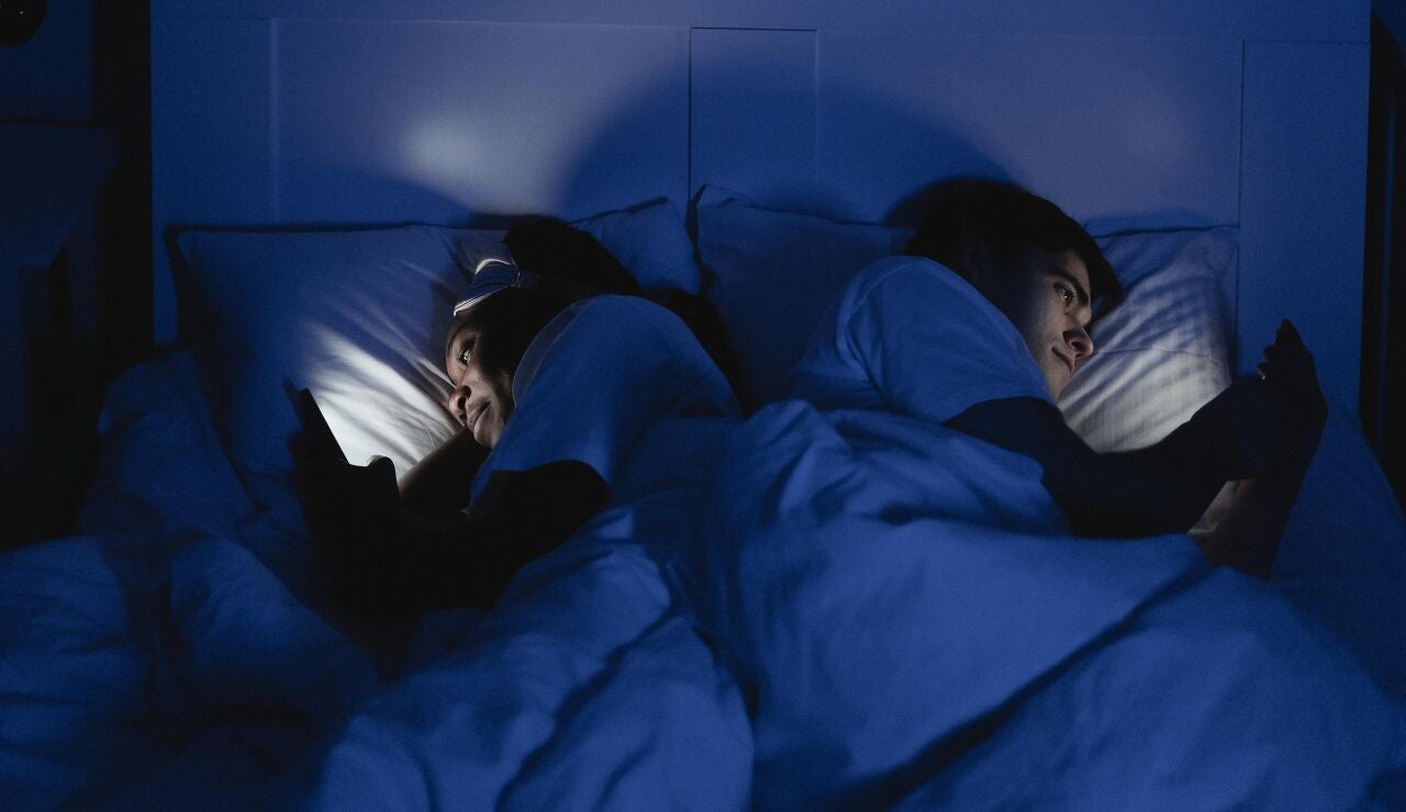 Dormir con el m&oacute;vil en la cama