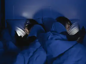 Dormir con el móvil en la cama Dormir con el móvil en la cama