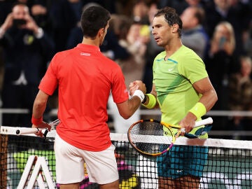 Djokovic y Nadal tras un partido de Roland Garros en 2022