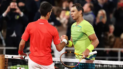 Djokovic y Nadal tras un partido de Roland Garros en 2022 Djokovic y Nadal tras un partido de Roland Garros en 2022