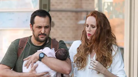 María Castro y José Manuel Villalba tras dar la bienvenida a su tercera hija María Castro y José Manuel Villalba tras dar la bienvenida a su tercera hija