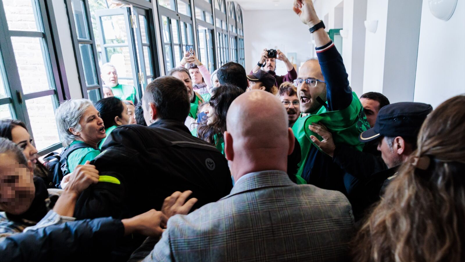 Expulsan a unos manifestantes de un acto de las ministras Rodríguez y Morant: 