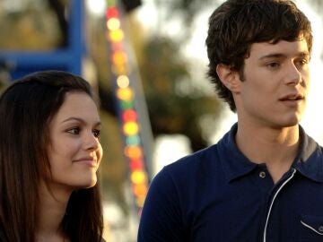 Rachel Bilson y Adam Brody en The O.C.