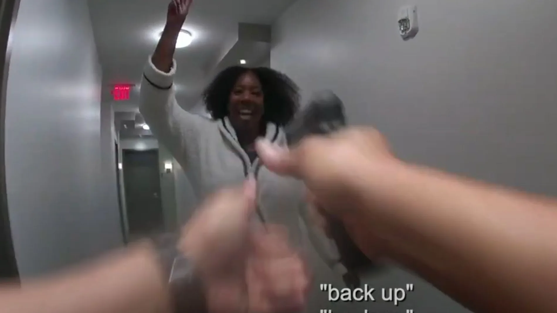 Momento en el que Sydney Wilson ataca con un cuchillo a un policía Momento en el que Sydney Wilson ataca con un cuchillo a un policía