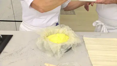 Introduce la crema dentro Introduce la crema dentro