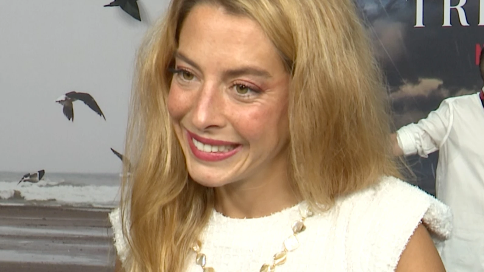 Bel&eacute;n &Eacute;cija en la presentaci&oacute;n de una serie