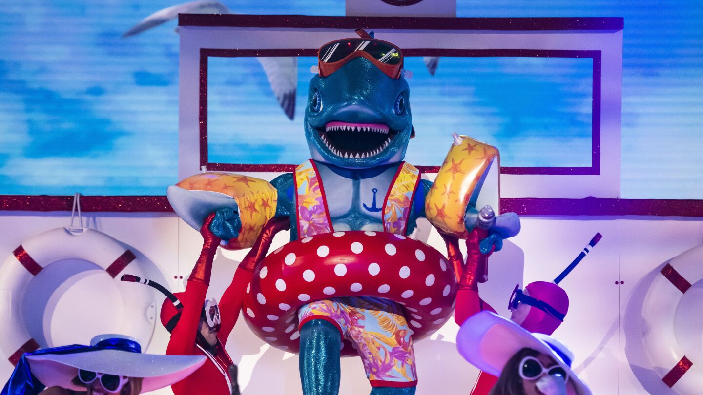 Tiburón saca su lado más fiestero para provocar un tsunami latino en Mask Singer 