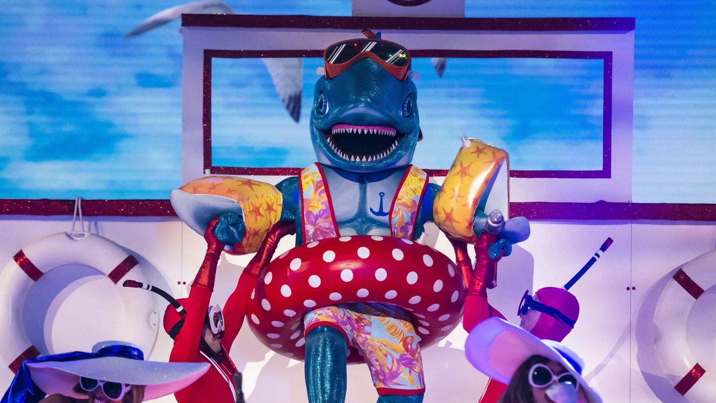Tiburón saca su lado más fiestero para provocar un tsunami latino en Mask Singer Tiburón saca su lado más fiestero para provocar un tsunami latino en Mask Singer