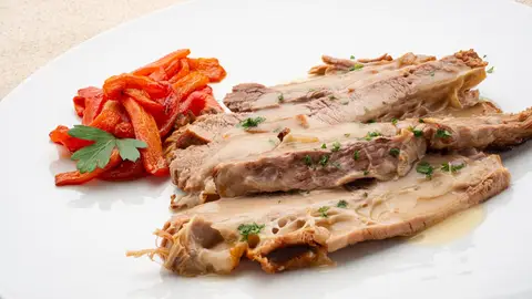 Arguiñano: receta de falda de ternera con pimientos morrones, una carne nutritiva, baja en grasa y con mucha proteína Arguiñano: receta de falda de ternera con pimientos morrones, una carne nutritiva, baja en grasa y con mucha proteína