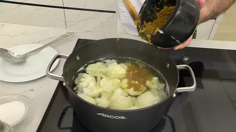 Añade el majado a la cazuela de la coliflor Añade el majado a la cazuela de la coliflor