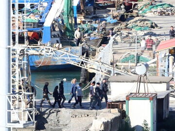 Un grupo de inmigrantes interceptados en aguas italianas llegan a bordo de un barco de la marina italiana a Shengjin, Albania