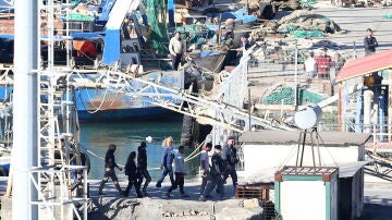 Un grupo de inmigrantes interceptados en aguas italianas llegan a bordo de un barco de la marina italiana a Shengjin, Albania