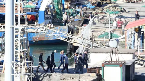 Un grupo de inmigrantes interceptados en aguas italianas llegan a bordo de un barco de la marina italiana a Shengjin, Albania Un grupo de inmigrantes interceptados en aguas italianas llegan a bordo de un barco de la marina italiana a Shengjin, Albania