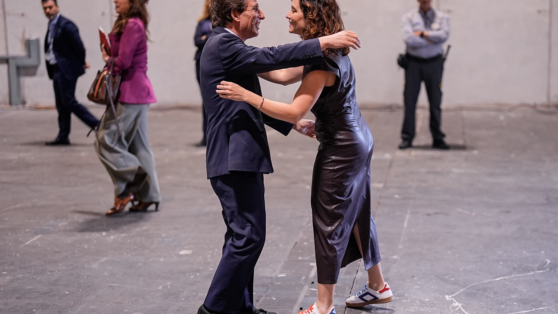 Una edición limitada con el cartel de agotado en horas: las zapatillas de Metro de Madrid que ya lleva Ayuso Una edición limitada con el cartel de agotado en horas: las zapatillas de Metro de Madrid que ya lleva Ayuso