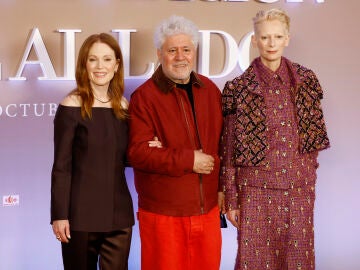 Pedro Almodóvar junto a Tilda Swinton y Julianne Moore presentando La habitación de al lado en Madrid