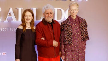 Pedro Almodóvar junto a Tilda Swinton y Julianne Moore presentando La habitación de al lado en Madrid