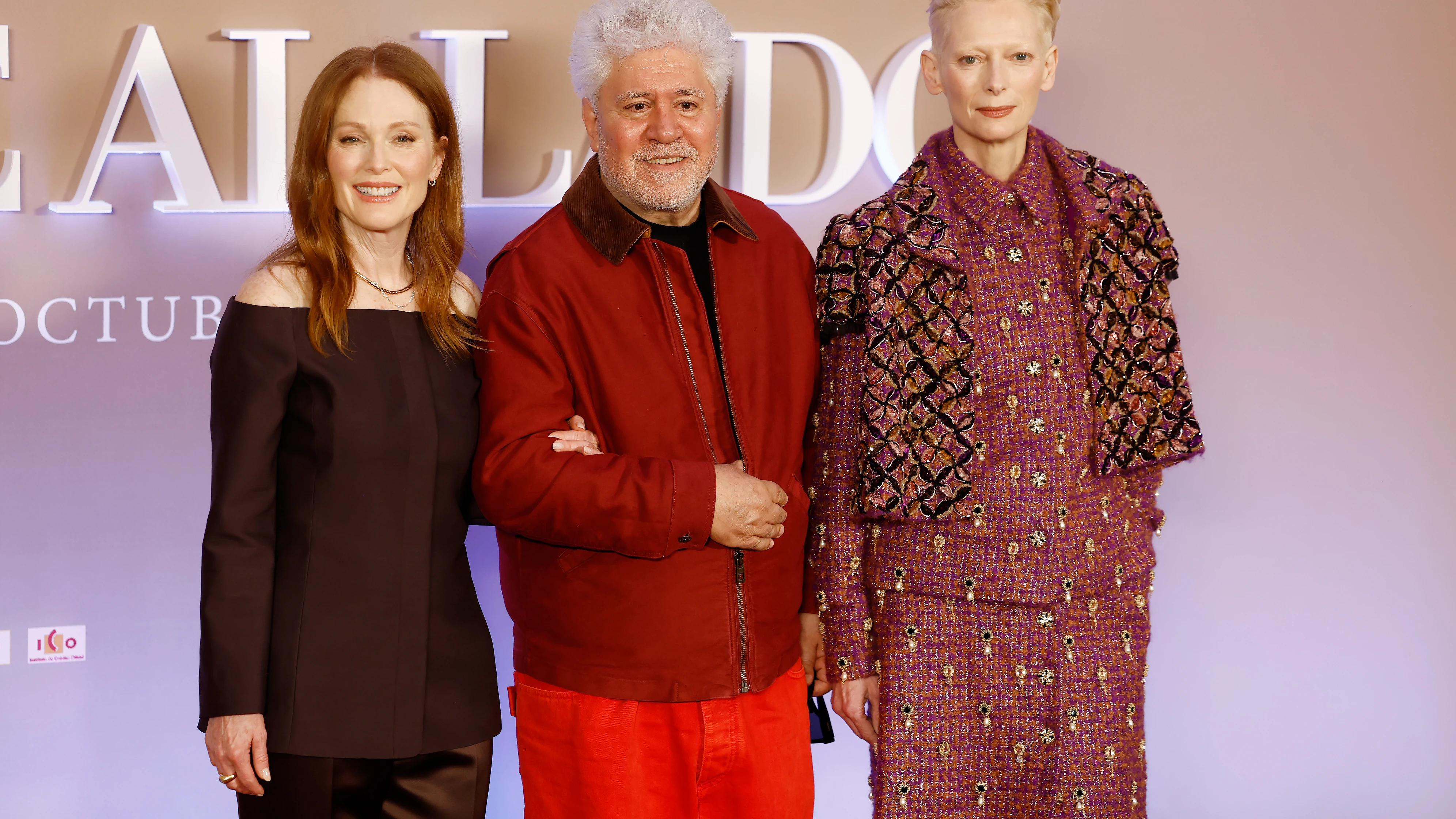 Pedro Almodóvar junto a Tilda Swinton y Julianne Moore presentando La habitación de al lado en Madrid Pedro Almodóvar junto a Tilda Swinton y Julianne Moore presentando La habitación de al lado en Madrid