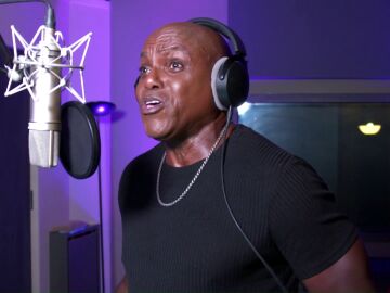 Carl Lewis, una leyenda en la pista de atletismo... ¡y también en el estudio de grabación de Mask Singer!