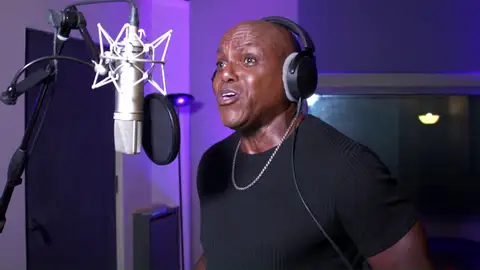 Carl Lewis, una leyenda en la pista de atletismo... ¡y también en el estudio de grabación de Mask Singer! Carl Lewis, una leyenda en la pista de atletismo... ¡y también en el estudio de grabación de Mask Singer!