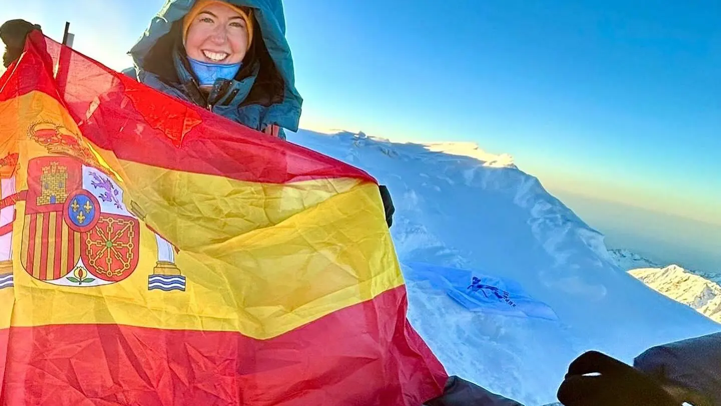 Adriana Brownlee haciendo cumbre Adriana sostiene la bandera de España