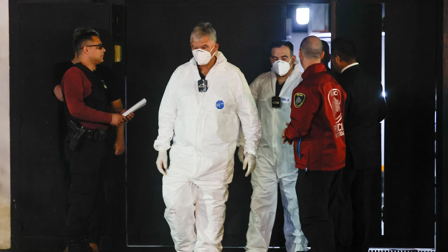 Médicos forenses saliendo del lugar Médicos forenses saliendo del lugar