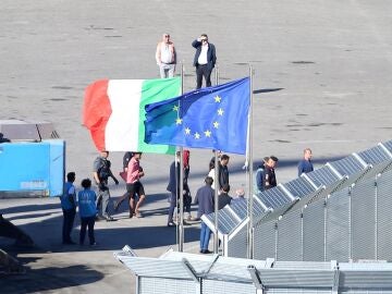 Un grupo de migrantes rescatados en el mar llegan a bordo de un barco de la marina italiana a Shengjin, Albania