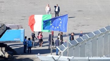 Un grupo de migrantes rescatados en el mar llegan a bordo de un barco de la marina italiana a Shengjin, Albania