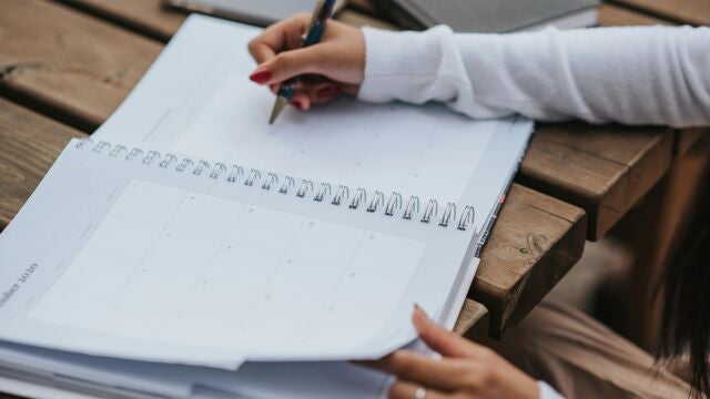 Mujer consultando su agenda