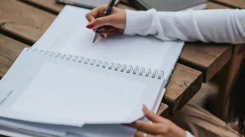 Mujer consultando su agenda Mujer consultando su agenda