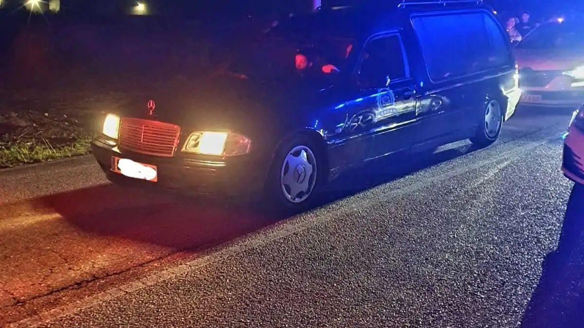 Coche f&uacute;nebre en carrera ilegal