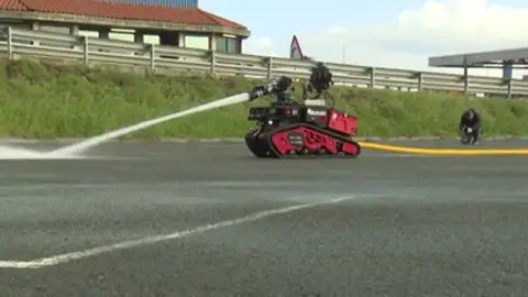 El primer robot bombero multifunción "trabaja" en Bizkaia El primer robot bombero multifunción "trabaja" en Bizkaia
