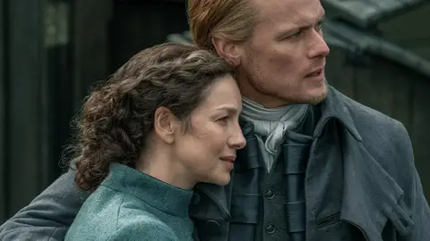 Caitriona Balfe y Sam Heughan como Claire y Jamie Fraser en Outlander Caitriona Balfe y Sam Heughan como Claire y Jamie Fraser en Outlander