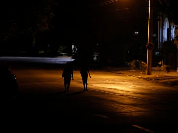 Fotografía de archivo de personas que caminan por una calle con poca iluminación en La Habana