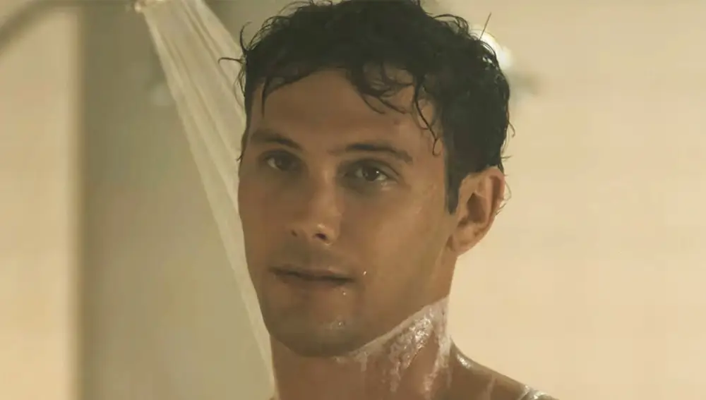 Cooper Koch en la escena de la ducha de Erik en la serie de los hermanos Menéndez Cooper Koch en la escena de la ducha de Erik en la serie de los hermanos Menéndez