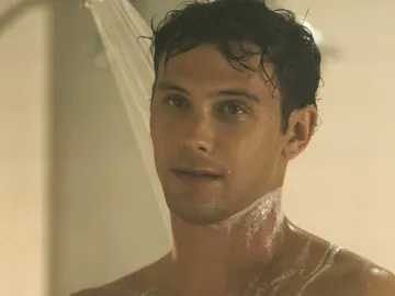Cooper Koch en la escena de la ducha de Erik en la serie de los hermanos Menéndez Cooper Koch en la escena de la ducha de Erik en la serie de los hermanos Menéndez