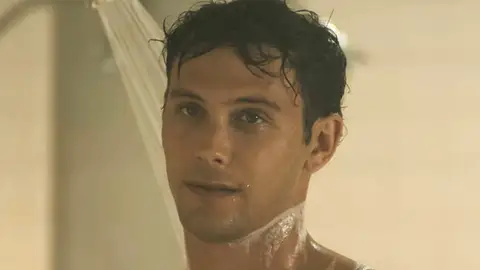 Cooper Koch en la escena de la ducha de Erik en la serie de los hermanos Menéndez Cooper Koch en la escena de la ducha de Erik en la serie de los hermanos Menéndez